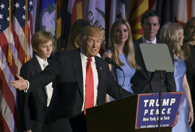 Tổng thống mới đắc cử Donald Trump (trái) phát biểu sau khi giành chiến thắng trong cuộc bầu cử Tổng thống Mỹ tại New York ngày 9/11. (Nguồn: AFP/TTXVN) Lãnh đạo nhiều nước muốn hợp tác với Tổng thống đắc cử Donald Trump ảnh 1