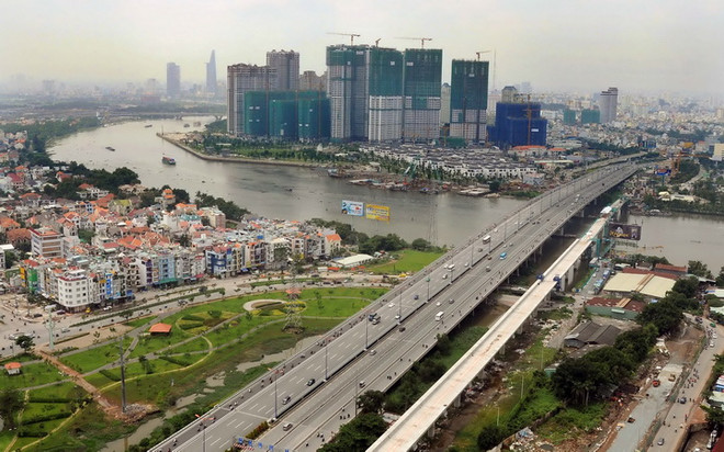 Cầu vượt đường sắt đô thị tuyến Metro số 1 vượt sông Sài Gòn. (Ảnh: An Hiếu/TTXVN) Thành phố Hồ Chí Minh tìm vốn đầu tư tuyến metro số 5 giai đoạn 2 ảnh 1