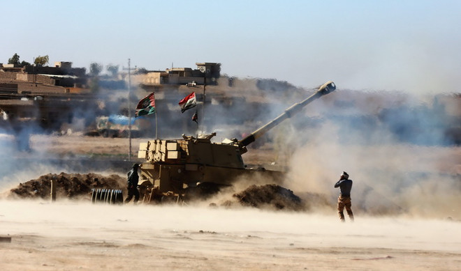 Quân đội Iraq bắn đạn pháo tấn công thành trì của IS tại đông bắc Mosul ngày 22/11. (Nguồn: EPA/TTXVN) Thủ tướng Iraq: IS sẽ không thể cầm cự lâu dài tại Mosul ảnh 1