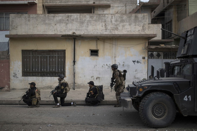 Lực lượng đặc nhiệm Iraq tham gia chiến dịch chống IS ở Mosul ngày 16/10. (Nguồn: AP/TTXVN) An ninh Iraq tiêu diệt 43 phần tử thuộc tổ chức IS tại Mosul ảnh 1