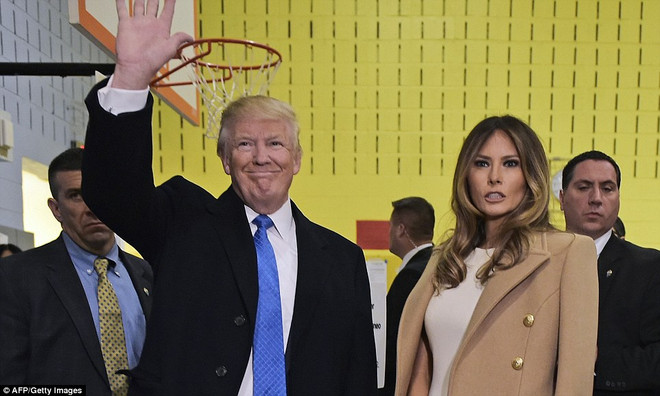 Ứng cử viên của đảng Cộng hòa Donald Trump và vợ. (Nguồn: AFP/Getty Images) New York Times: Xác suất chiến thắng của ông Trump trên 50% ảnh 1