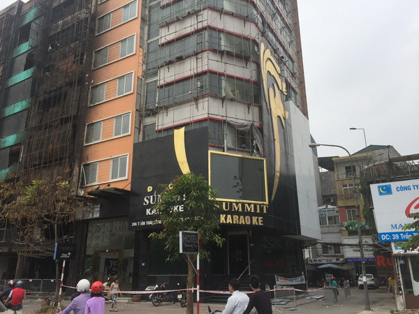 Các cơ sở kinh doanh karaoke trên đường Trần Thái Tông, quận Cầu Giấy (Hà Nội) tiến hành tháo dỡ biển, bảng hiệu quảng cáo vi phạm. (Ảnh: Hiền Anh/TTXVN) Hải Phòng: Nhiều quán karaoke không đạt yêu cầu phòng cháy chữa cháy ảnh 1