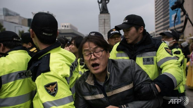 Người dân Hàn Quốc biểu tình rầm rộ phản đối tổng thống Park Geun-hye ảnh 1