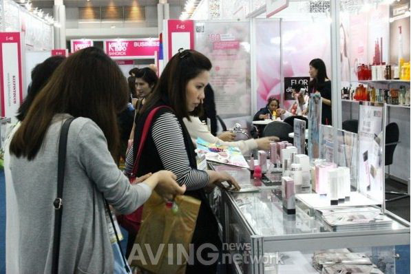Khách tham quan một gian hàng. (Nguồn: AVING) K-Beauty Expo Bangkok kết thúc thành công với 183 triệu USD ảnh 2
