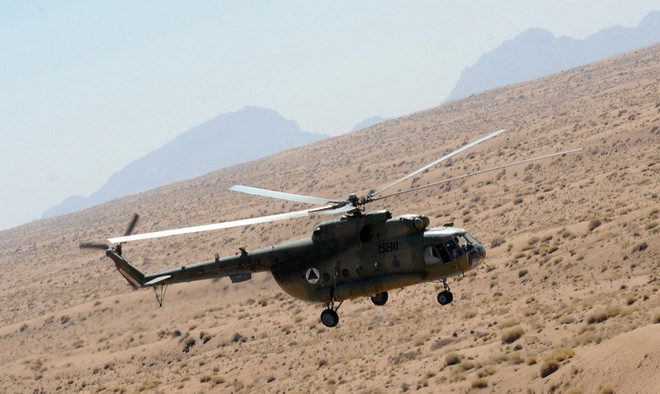 Máy bay Mi-17 bay qua vùng sa mạc tỉnh Helmand trong đợt kiểm tra phi công của Lực lượng phòng không quốc gia Afghanistan và binh sỹ không lực Mỹ ngày 12/10/2009. (Nguồn: AFP/TTXVN) Lầu Năm Góc muốn ngừng mua trực thăng Mi-17 của Nga ảnh 1