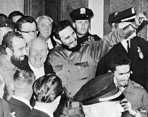 Lãnh tụ Cuba Fidel Castro (giữa) tại Harlem, New York (Mỹ) ngày 20/9/1960. (Nguồn: AP/ TTXVN) Fidel Castro và con tàu Granma vượt biển trở về Tổ quốc ảnh 1