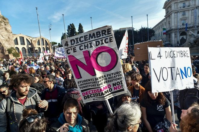 Người dân Italy tham gia cuộc biểu tình phản đối cải cách Hiến pháp ở Rome ngày 27/11. (Nguồn: AFP/TTXVN) Nguy cơ Italy tạo nên một “cú sốc" mới đối với châu Âu ảnh 1