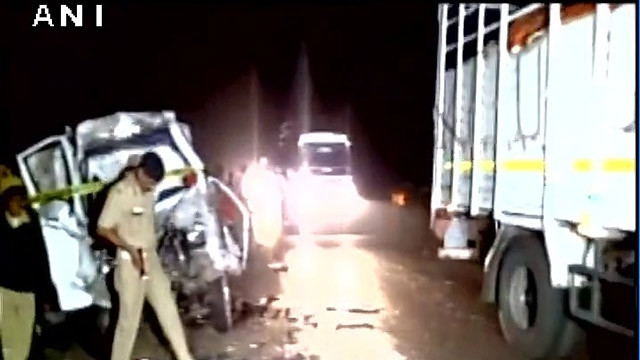 Xe buýt đâm trực diện vào xe tải, 14 người thiệt mạng ảnh 1