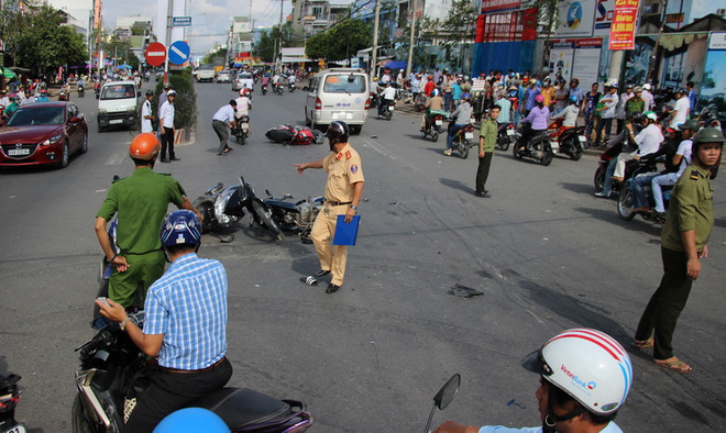 Hiện trường vụ tai nạn. (Ảnh: Huỳnh Thế Anh/TTXVN) Xe khách vượt đèn đỏ gây tai nạn liên hoàn, lái xe bỏ trốn ảnh 1