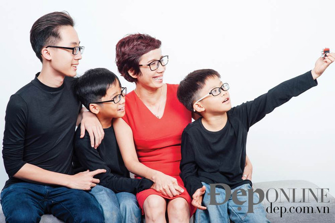 Chị Mai Anh và ba con trai Thiện Nhân , Thiên Minh và Hải Minh. (Nguồn: Đẹp/Vietnam+) Mẹ Thiện Nhân: Hãy bao dung với chính mình trước tiên ảnh 1