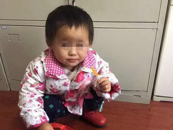 Cô bé bị cha mẹ 'bỏ rơi.' (Nguồn: QQ) Cặp vợ chồng cãi nhau bỏ quên con gái 2 tuổi ngay trên đường phố ảnh 1