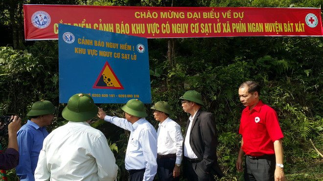 Các đại biểu tham gia lễ cắm biển. (Ảnh: Hương Thu/TTXVN) Bản đồ phân vùng, cảnh báo nguy cơ trượt lở đất đá tại Lào Cai ảnh 2