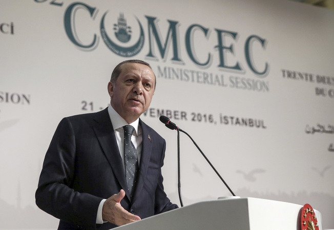 Tổng thống Thổ Nhĩ Kỳ Recep Tayyip Erdogan. (Nguồn: AP/TTXVN) Tổng thống Thổ Nhĩ Kỳ đe dọa mở cửa biên giới cho người di cư ảnh 1