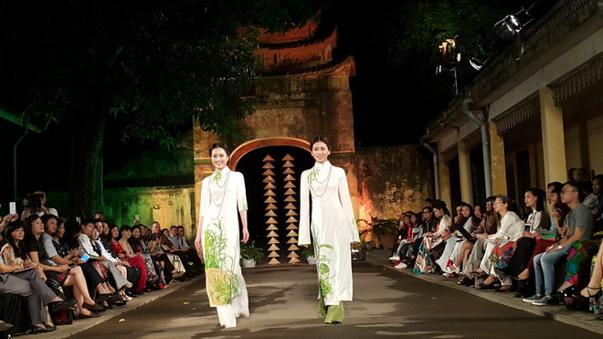 Trình diễn áo dài dân tộc chào mừng ngày Di sản Văn hóa Việt Nam ảnh 1