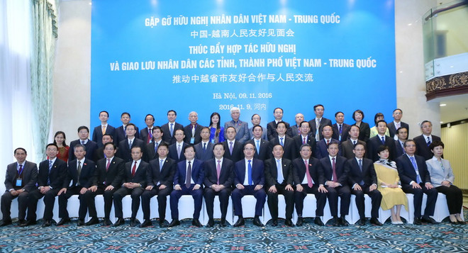 Chủ tịch Ủy ban Trung ương Mặt trận Tổ quốc Việt Nam Nguyễn Thiện Nhân và Chủ tịch Quốc hội Trung Quốc Trương Đức Giang với các đại biểu tham dự buổi gặp gỡ hữu nghị và giao lưu. (Ảnh: Phương Hoa/TTXVN) Thúc đẩy hợp tác, giao lưu nhân dân Việt Nam-Trung Quốc ảnh 1