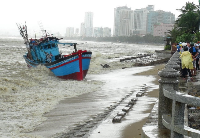 Khánh Hòa: Hai tàu cá gặp nạn do sóng đánh chìm, trôi dạt trên biển ảnh 1