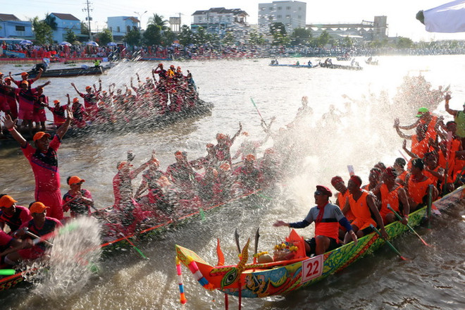 Niềm vui của đội chiến thắng. (Ảnh: Trung Hiếu/TTXVN) Tưng bừng Lễ hội đua ghe Ngo đồng bào Khmer Sóc Trăng 2016 ảnh 1