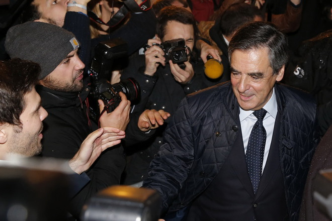 Cựu Thủ tướng Pháp François Fillon sau cuộc bầu cử sơ bộ vòng một tại Paris ngày 20/11. (Nguồn: AP/TTXVN) Bầu cử Tổng thống Pháp: Tranh luận giữa hai ứng cử viên cánh hữu ảnh 1