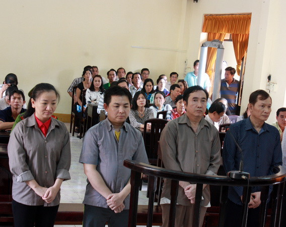 Bị cáo Nguyễn Hùng Linh và Lê Thị Thanh Diễm nghe Tòa tuyên án. (Ảnh: Lê Sen/TTXVN) Nguyên Chủ tịch Hiệp hội Lương thực Việt Nam lĩnh án 13 năm tù ảnh 1