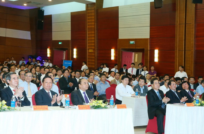 Thủ tướng Nguyễn Xuân Phúc đến dự và phát biểu tại Hội nghị xúc tiến đầu tư, thương mại và du lịch tỉnh Hòa Bình năm 2016. (Ảnh: Thống Nhất/TTXVN) Thủ tướng Nguyễn Xuân Phúc dự Hội nghị xúc tiến đầu tư tỉnh Hòa Bình ảnh 1