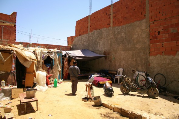 Cảnh nghèo đói ở Tunisia. (Nguồn: newint.org) Phong trào "Mùa xuân Arab" gây tổn thất hơn 600 tỷ USD ảnh 1