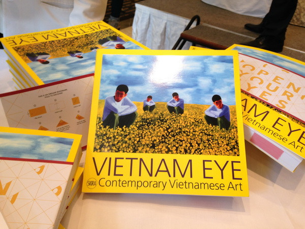 Cuốn sách Vietnam Eye. (Ảnh: Mỹ Bình/Vietnam+) Cuộc trình diễn độc đáo của nghệ thuật đương đại Việt Nam ảnh 1