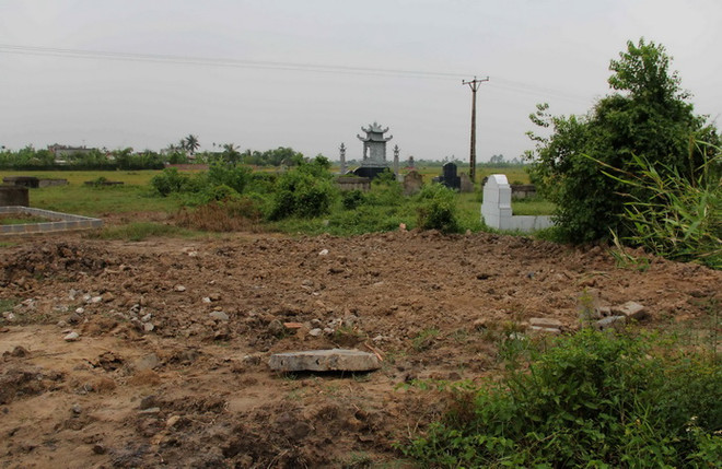 Hàng trăm hài cốt chôn cất trái phép khiến người dân hoang mang ảnh 2
