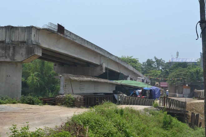 Đuổi việc bảo vệ thu phí chui trên cầu tạm dự án cầu Hòa Viên ảnh 3