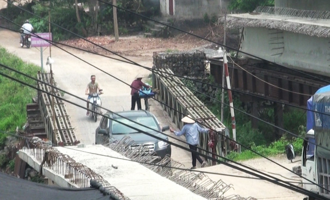 [Video] Cầu tạm công trình "đẻ" tiền tỷ nhờ thu phí trái phép ảnh 1