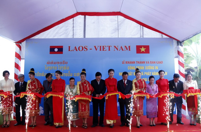 Quang cảnh lễ cắt băng khánh thành. (Ảnh: Kiên Phạm/Vietnam+) Bàn giao Xưởng in Nhà xuất bản và phát hành sách quốc gia cho Lào ảnh 1