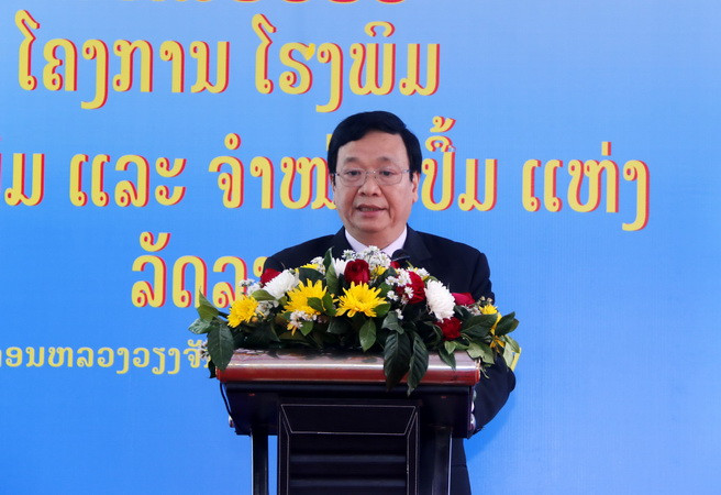Ông Phạm Chí Thành, quyền Giám đốc - Tổng Biên tập Nhà xuất bản Chính trị quốc gia Sự thật đang phát biểu tại buổi lễ. (Ảnh: Phạm Kiên/Vietnam+) Bàn giao Xưởng in Nhà xuất bản và phát hành sách quốc gia cho Lào ảnh 4
