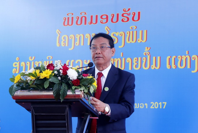 Thứ trưởng Bộ Thông tin Văn hóa và Du lịch, ông Buangean Saphouvong, đang phát biểu tại buổi lễ. (Ảnh: Phạm Kiên/Vietnam+) Bàn giao Xưởng in Nhà xuất bản và phát hành sách quốc gia cho Lào ảnh 3