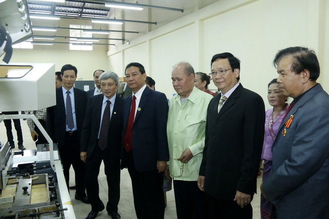 Các quan khách đang đi thăm quan Xưởng in. (Ảnh: Phạm Kiên/TTXVN) Bàn giao Xưởng in Nhà xuất bản và phát hành sách quốc gia cho Lào ảnh 5