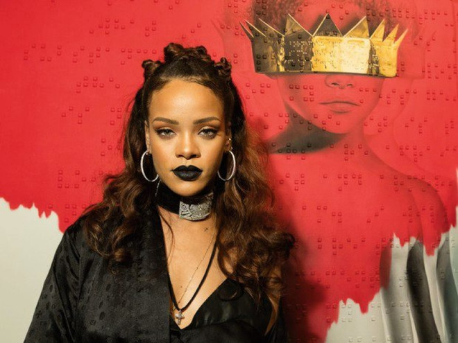  5 kiểu trang điểm kinh điển làm nên tượng đài phong cách Rihanna ảnh 10