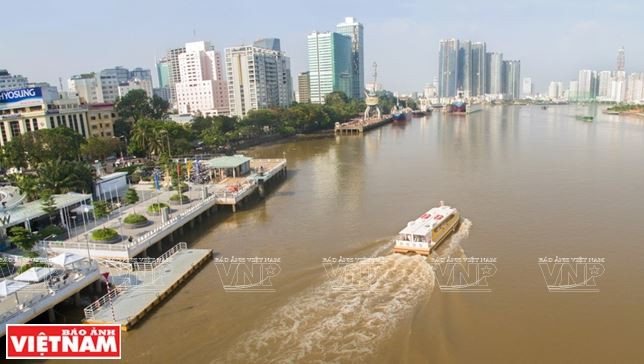 Người Sài Gòn thích thú với trải nghiệm đi 'tàu buýt đường sông' ảnh 2