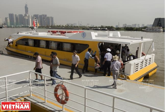Người Sài Gòn thích thú với trải nghiệm đi 'tàu buýt đường sông' ảnh 10