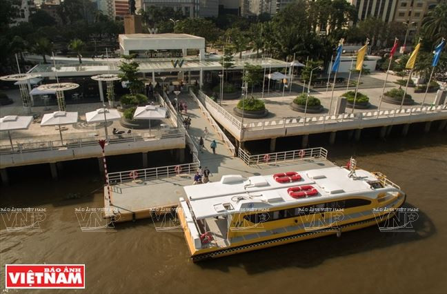 Người Sài Gòn thích thú với trải nghiệm đi 'tàu buýt đường sông' ảnh 1