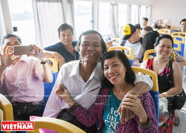 Người Sài Gòn thích thú với trải nghiệm đi 'tàu buýt đường sông' ảnh 8