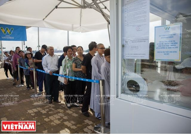 Người Sài Gòn thích thú với trải nghiệm đi 'tàu buýt đường sông' ảnh 4