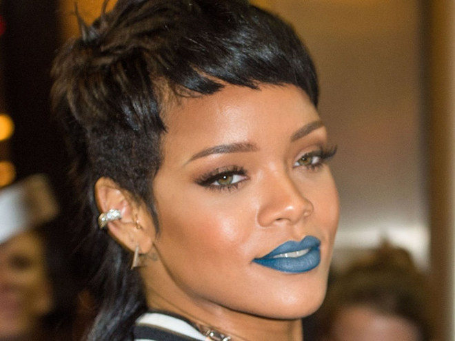  5 kiểu trang điểm kinh điển làm nên tượng đài phong cách Rihanna ảnh 11