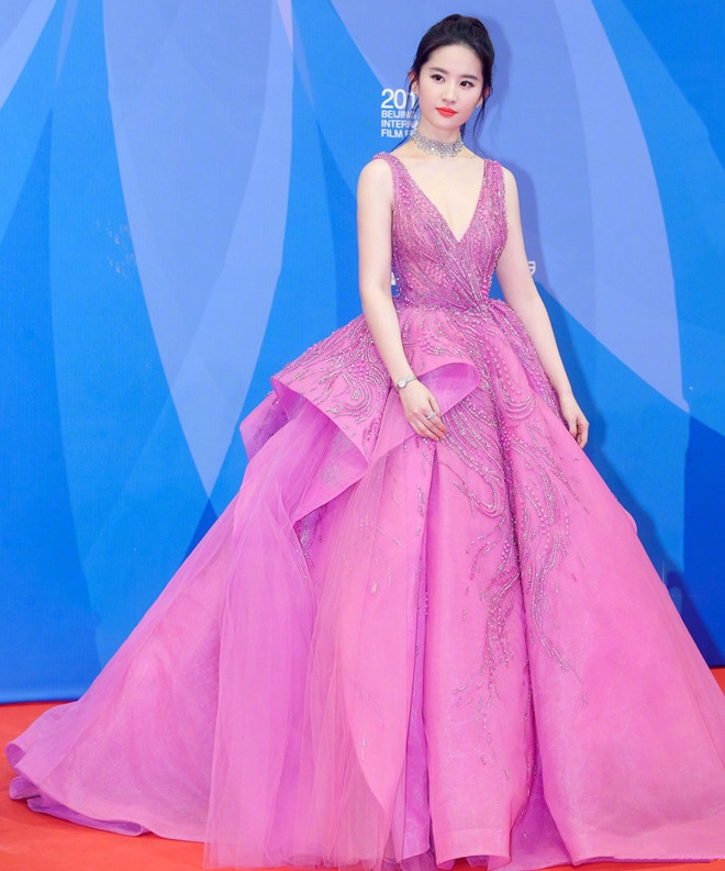 Phong cách thời trang vạn người mê của “thần tiên tỷ tỷ” Lưu Diệc Phi ảnh 1