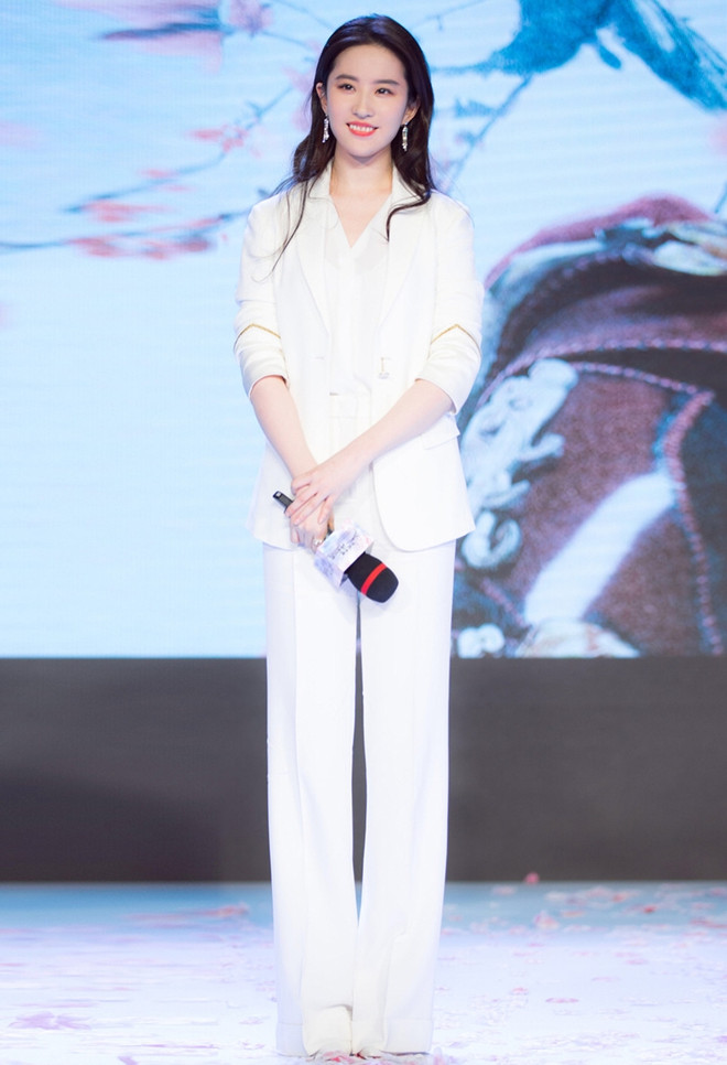 Phong cách thời trang vạn người mê của “thần tiên tỷ tỷ” Lưu Diệc Phi ảnh 9