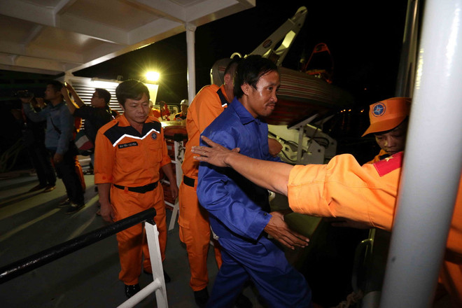 Cứu nạn thành công 13 ngư dân bị trôi dạt trước khi bão đổ bộ vào biển ảnh 1