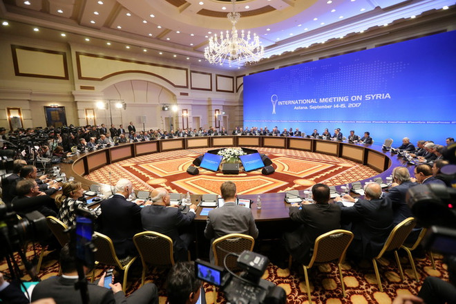 Toàn cảnh một vòng đàm phán Syria tại Astana, Kazakhstan. (Nguồn: AFP/TTXVN) Damascus yêu cầu Mỹ và Thổ Nhĩ Kỳ rút quân khỏi Syria ảnh 1