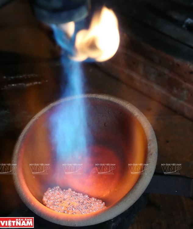 Chân dung người chạm bạc cuối cùng trên đỉnh núi Pờ Lỳ Ngài ảnh 3