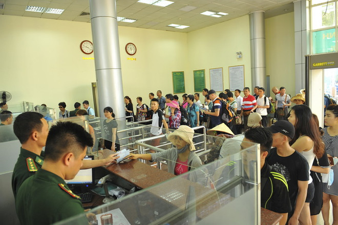 Lượng du khách qua lại biên giới Móng Cái-Đông Hưng đạt mức kỷ lục ảnh 1