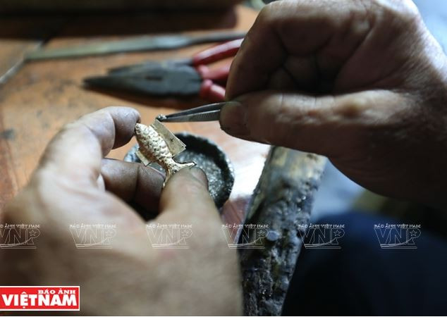 Chân dung người chạm bạc cuối cùng trên đỉnh núi Pờ Lỳ Ngài ảnh 6