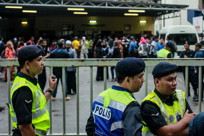 Malaysia bắt giữ hàng trăm lao động nước ngoài bất hợp pháp ảnh 1