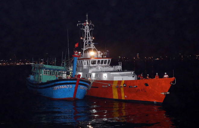 Cứu nạn thành công 13 ngư dân bị trôi dạt trước khi bão đổ bộ vào biển ảnh 2