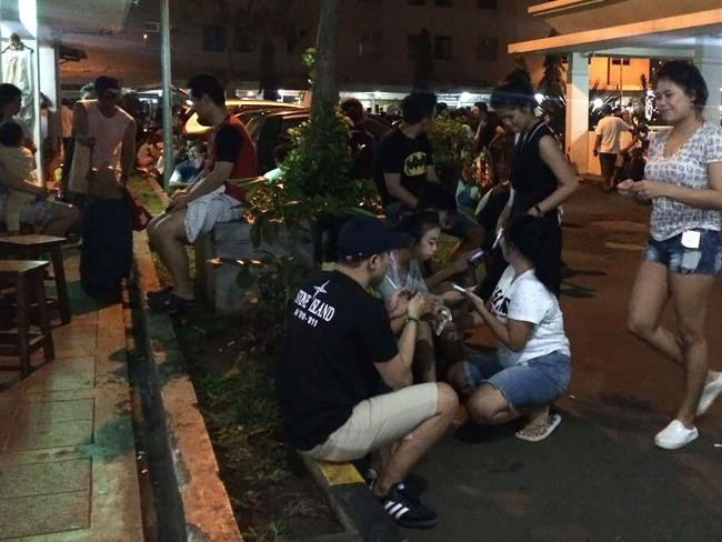 Người dân Indonesia tụ tập dưới tòa nhà sau một trận động đất. (Nguồn: AFP) Ít nhất 1 người thiệt mạng trong trận động đất ở Indonesia ảnh 1
